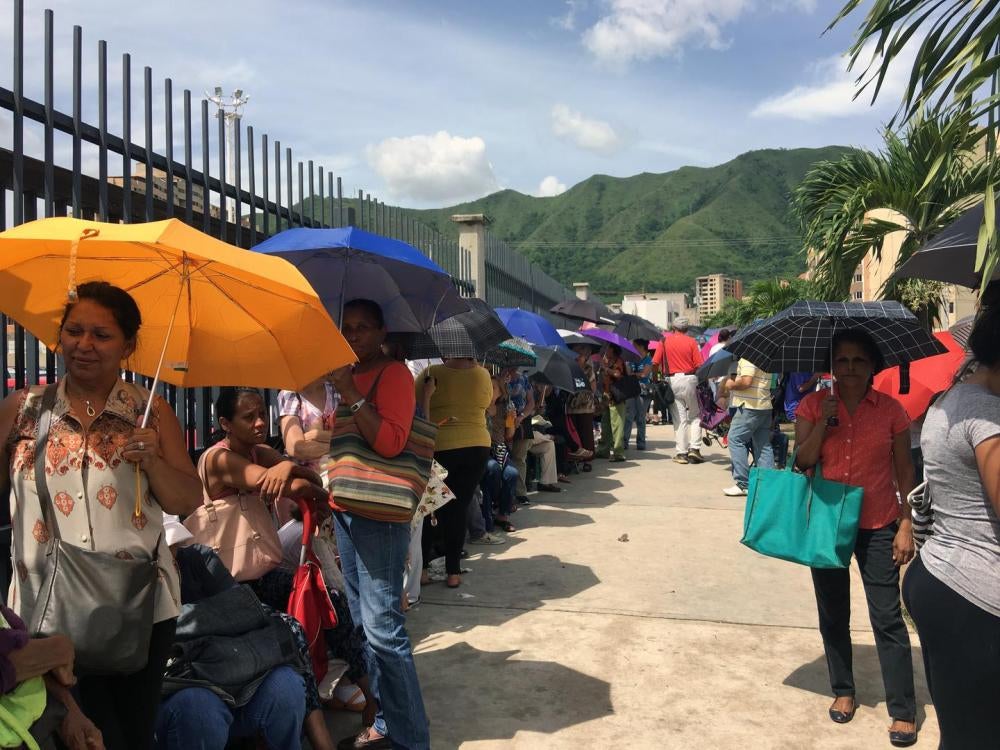 La gente en el estado de Carabobo hace fila por horas para comprar productos regulados, incluido los alimentos, junio de 2016.