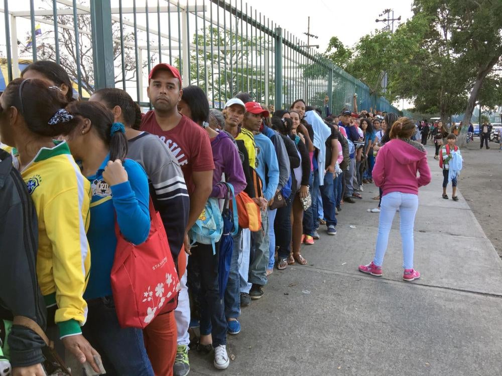 En Barquisimeto, estado de Lara, la gente hace cola durante horas para comprar bienes, incluidos alimentos, sujetos a control de precios impuestos por el gobierno, junio de 2016. 