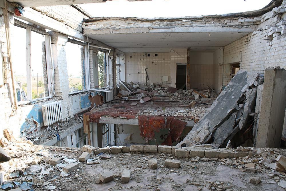 Школа в смт. новосвітлівка, яка була зруйнована ракетним обстрілом градом у серпні 2014 року. © 2015 Юлія Горбунова/Human Rights Watch