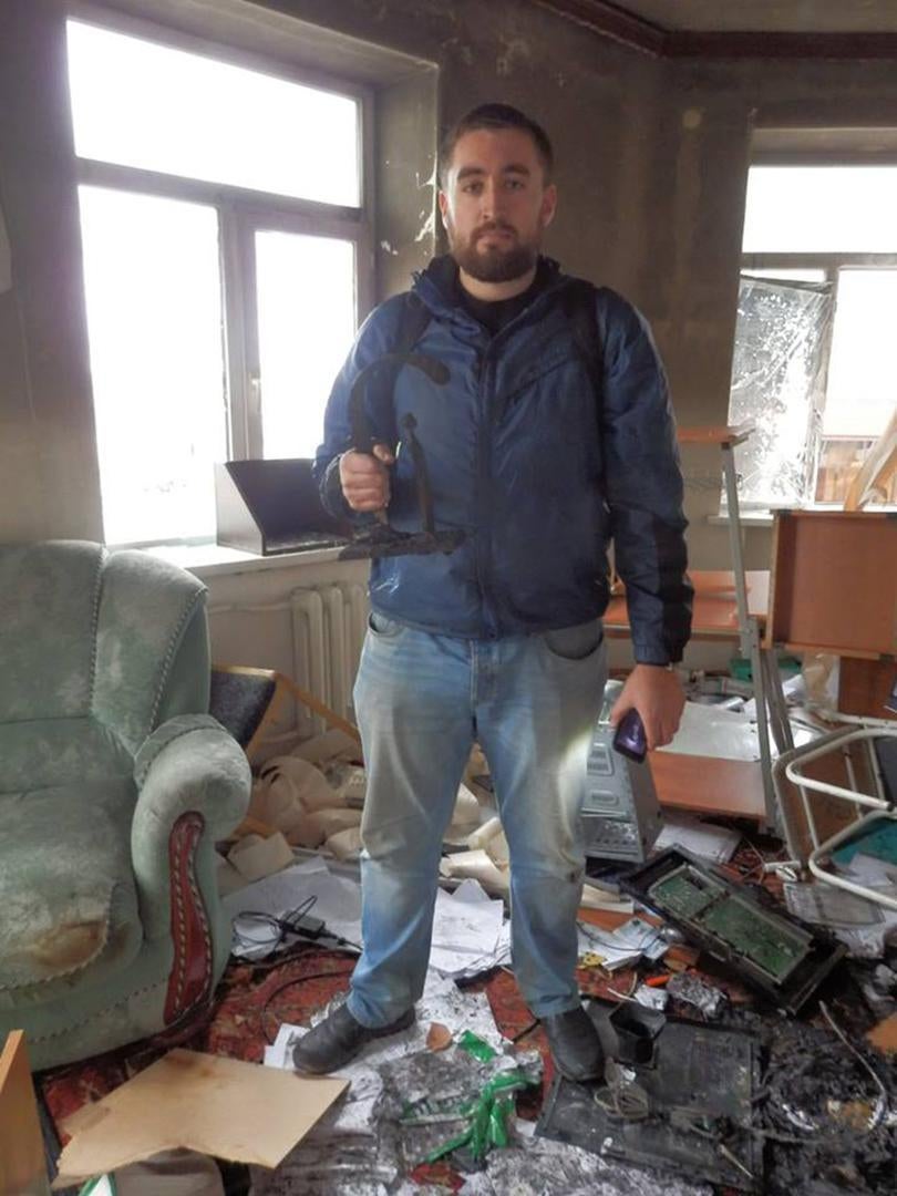 Sergei Babinets, un membre de l’organisation tchétchène de défense des droits humains JMG, photographié en décembre 2014 au siège de JMG à Grozny, partiellement détruit par un incendie.