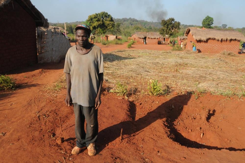Le père de Jean-Richard Walakouzou, qui était âgé de 17 ans, devant la tombe de son fils à Bria (République centrafricaine).