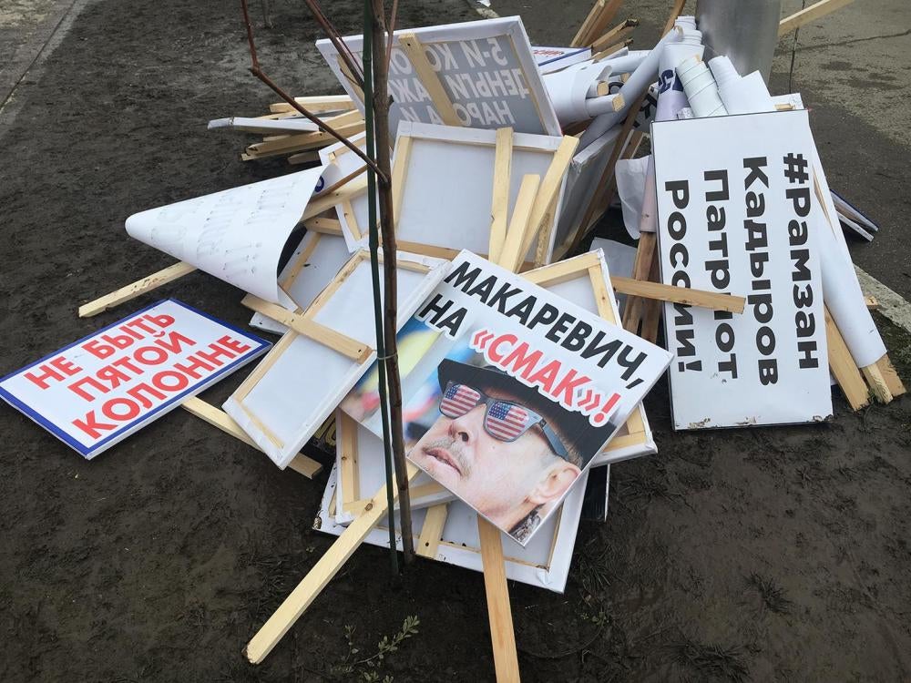 Pancartes avec des slogans en faveur du dirigeant tchétchène Ramzan Kadyrov et contre ses opposants (la « cinquième colonne »), déposées par terre après un rassemblement de masse pro-Kadyrov organisé par les autorités locales à Grozny en janvier 2016. 