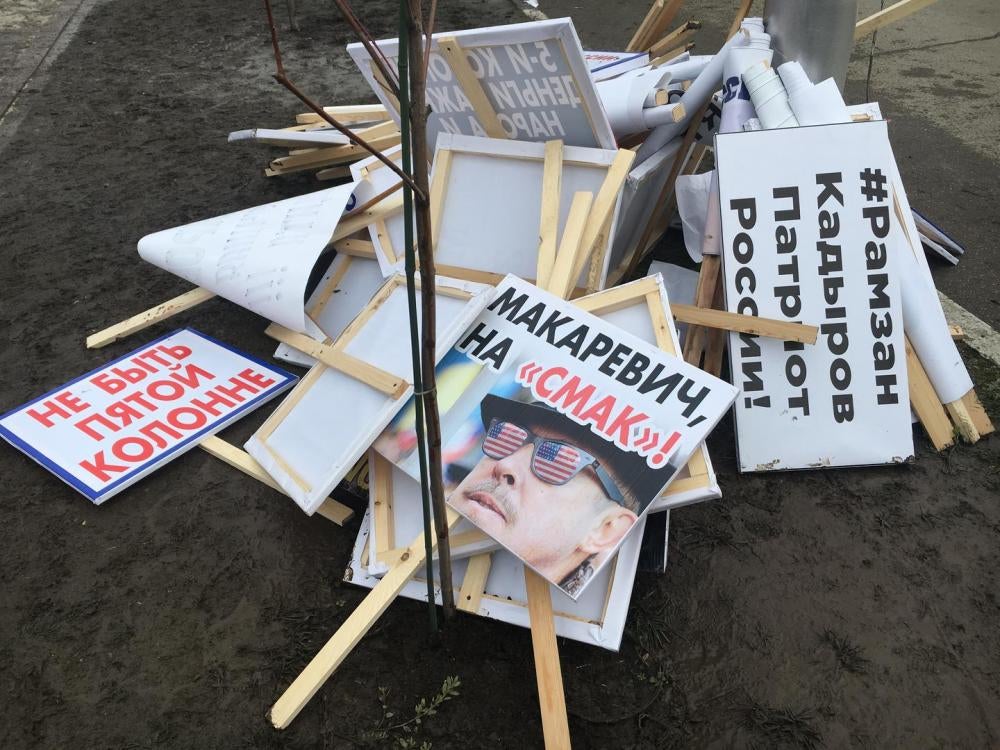 Плакаты с лозунгами в поддержку Кадырова и против «пятой колонны», оставшиеся после про-властного митинга, организованного Грозном в январе 2016 г. 