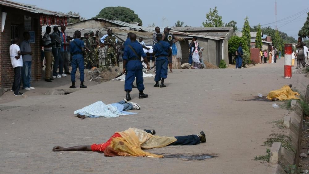Des cadavres retrouvés dans la rue dans le quartier de Cibitoke, à Bujumbura, le 4 octobre 2015. 