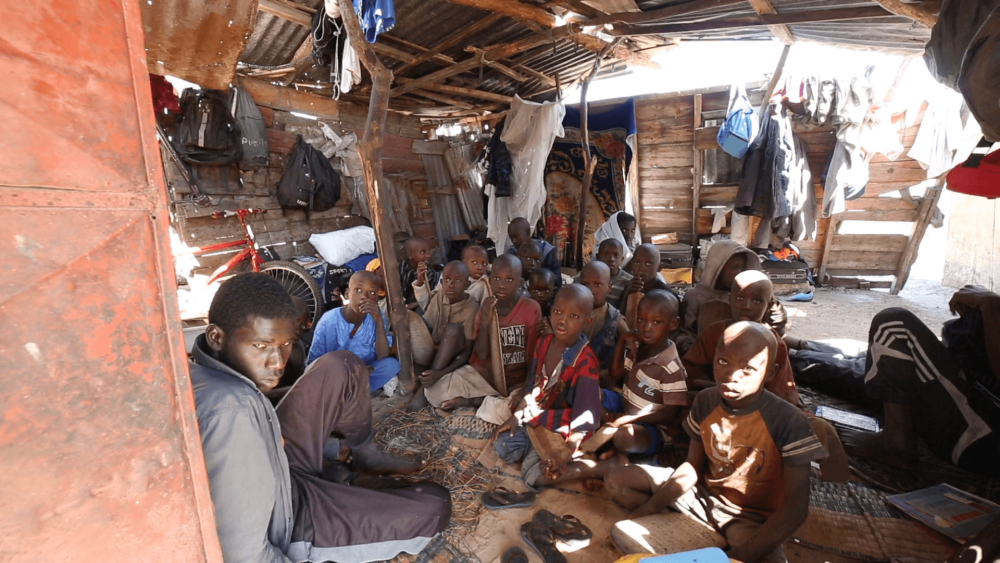 Cette baraque de chantier à l’air libre à Saint-Louis, une ville du nord du Sénégal, sert d’ « école coranique », un exemple typique des conditions humaines dans de nombreuses écoles de ce type.