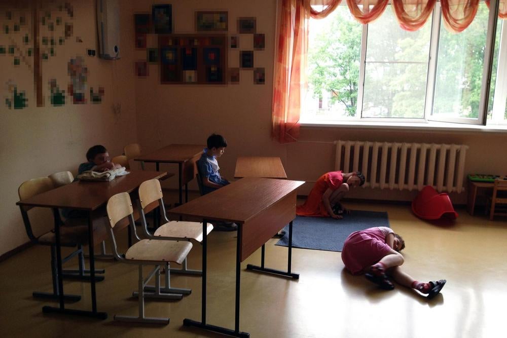 Un groupe de jeunes filles âgées de 10 à 15 ans dans un orphelinat accueillant des enfants handicapés dans la région nord-ouest de la Russie.