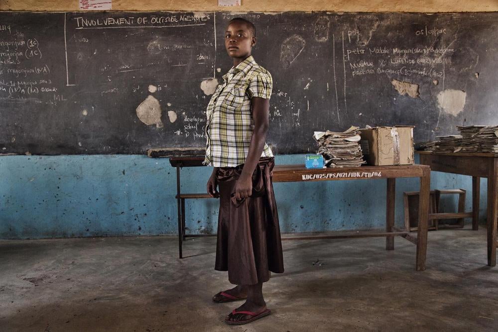 Jacinta, 15 ans, a été exclue de l’école après que les autorités se sont rendu compte qu’elle était enceinte. 