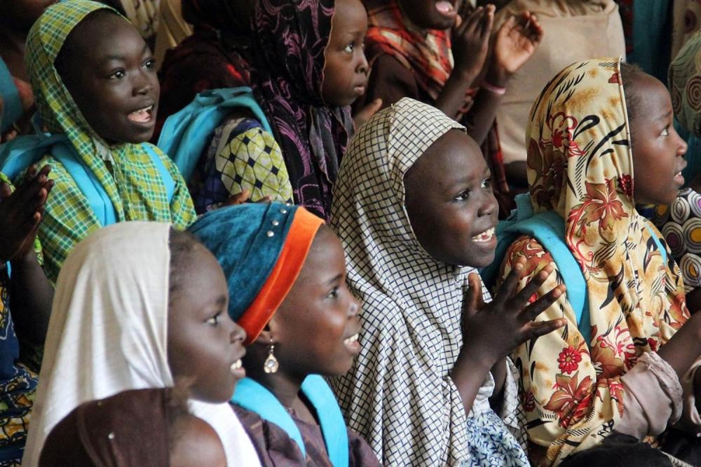 Enfants déplacés internes assistant à des cours dans un camp de déplacés à Maiduguri, État de Borno, septembre 2015. 