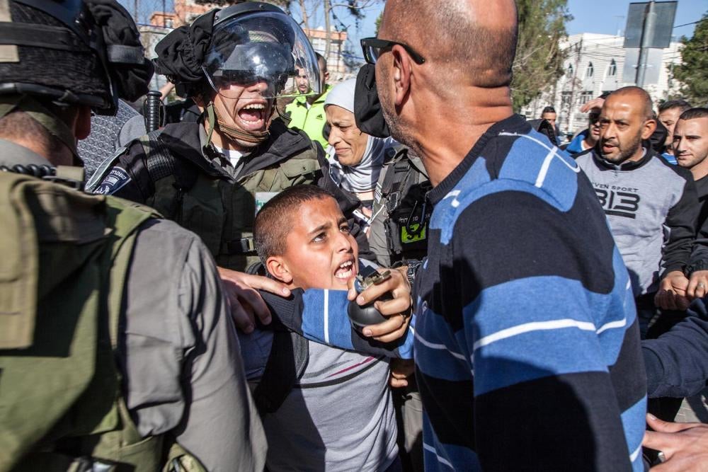 La police des frontières israélienne arrêtant Ahmad Abu Sbitan, 11 ans, devant son école de Jérusalem Est. Les policiers l’accusaient d’avoir jeté une pierre contre eux. 