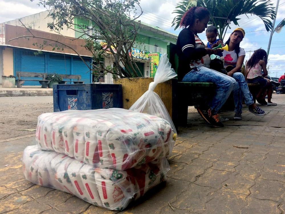 Sacos de arroz vendidos na rua na cidade fronteiriça brasileira de Pacaraima. Muitos venezuelanos atravessam para o Brasil para comprar alimentos e remédios que não conseguem encontrar ou pagar na Venezuela. 12 de fevereiro de 2017. 