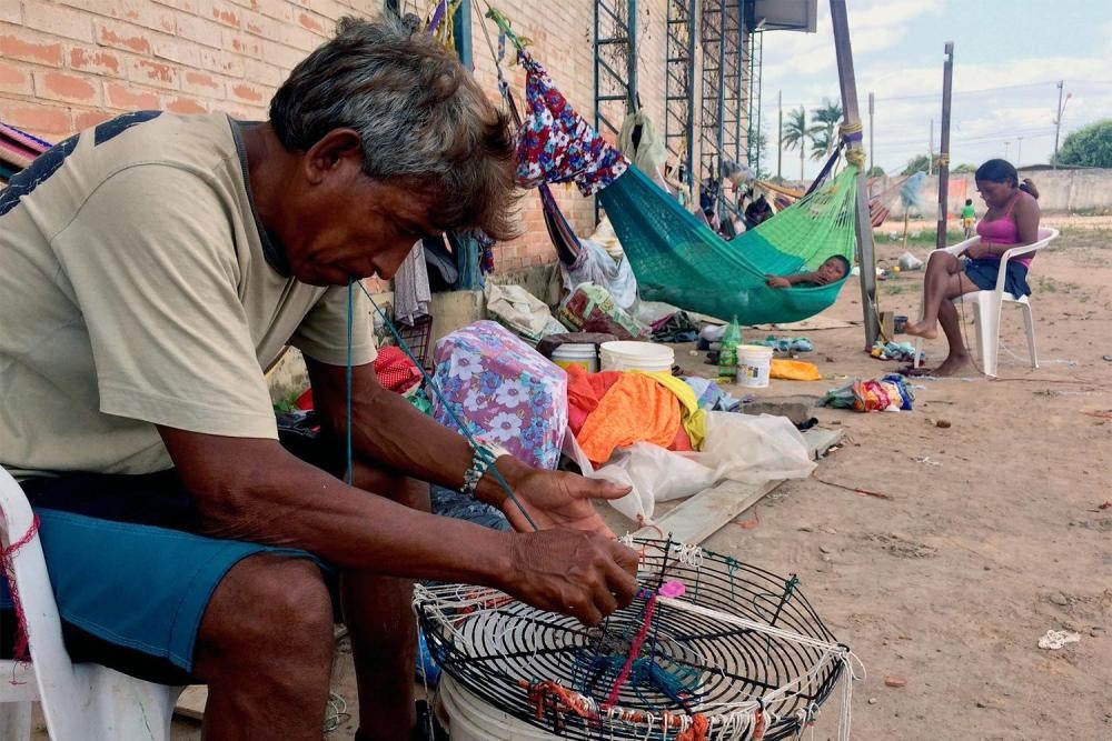 Decenas de miembros de la comunidad indígena venezolana Warao que huyeron de Venezuela por la falta de alimentos vivían en un refugio en Boa Vista en febrero de 2017. Las condiciones higiénicas del refugio eran muy deficientes. 11 de febrero de 2017. 
