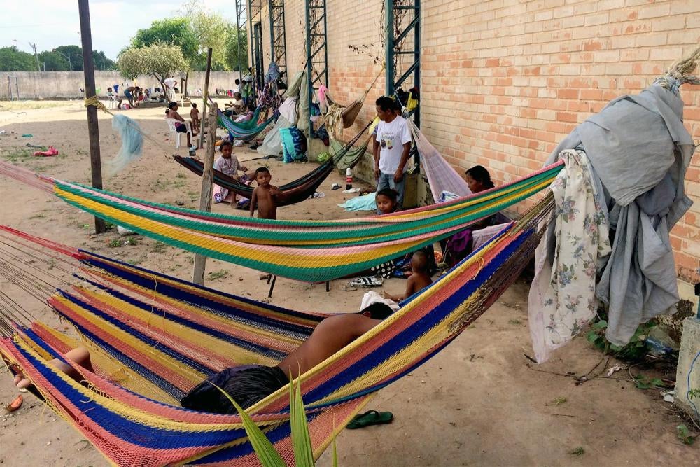 Hamacas donde duermen miembros de la comunidad indígena venezolana Warao en un refugio en Boa Vista. Otros duermen en el suelo dentro del refugio. 11 de febrero de 2017. 
