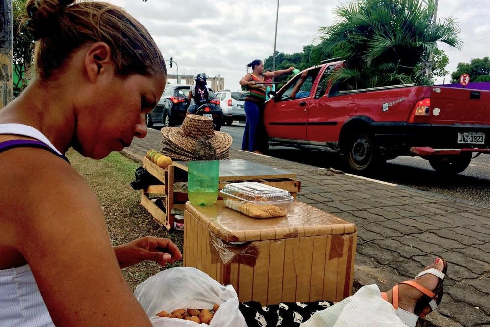 Maria José Pacheco, de 33 anos, professora que se mudou da Venezuela em busca de comida e trabalho, vende frutas nas ruas da cidade brasileira de Boa Vista para se sustentar e enviar dinheiro para seus filhos na Venezuela. 11 de fevereiro de 2017. 