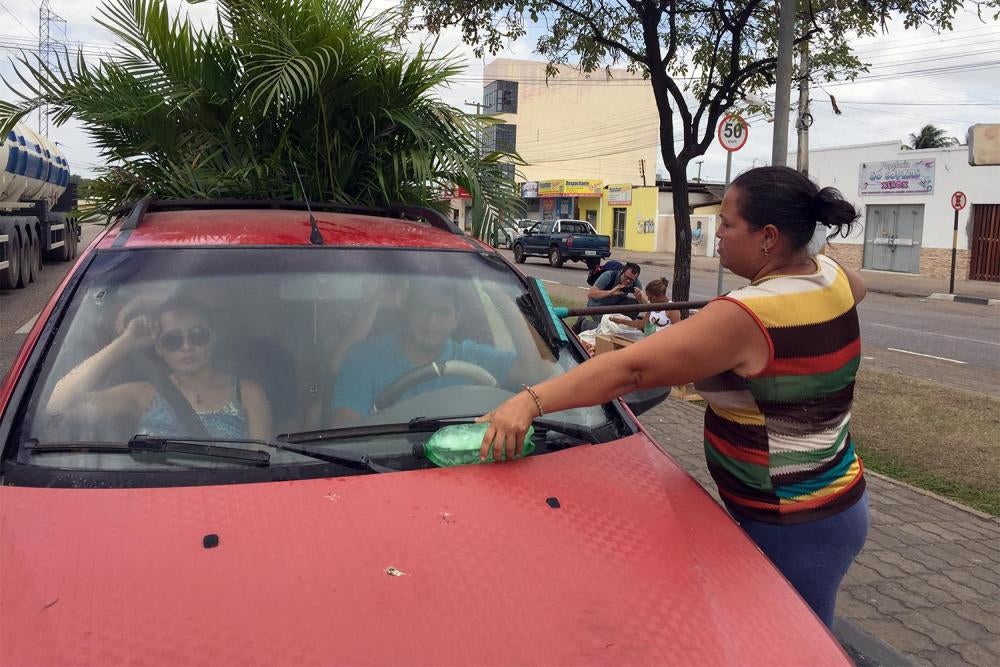 Una inmigrante venezolana sin permiso de trabajo limpia parabrisas en un semáforo en Boa Vista, la capital de Roraima. 11 de febrero de 2017. 