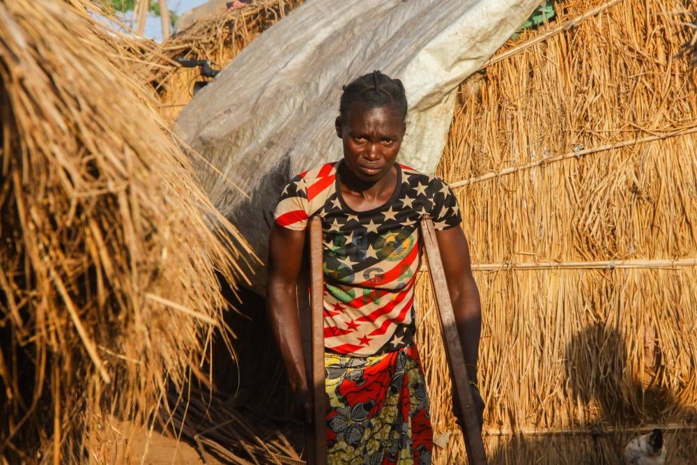 « Blandine », 30 ans, atteinte d'un handicap physique causé par la polio, dans un camp de déplacés à Bambari, en République centrafricaine. Ne pouvant s'enfuir, elle a fait semblant d'être morte pendant une attaque de l’Union pour la Paix en Centrafrique 