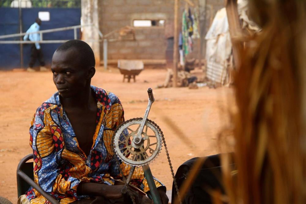 « Michel », un survivant de la polio âgé de 35 ans, dans le camp « MINUSCA » de Kaga-Bandoro. Il a dû fuir le camp de l'Évêché en ville quand les combattants de la Séléka l'ont attaqué en octobre dernier. « J’ai été abandonné par ma famille », raconte-t-i
