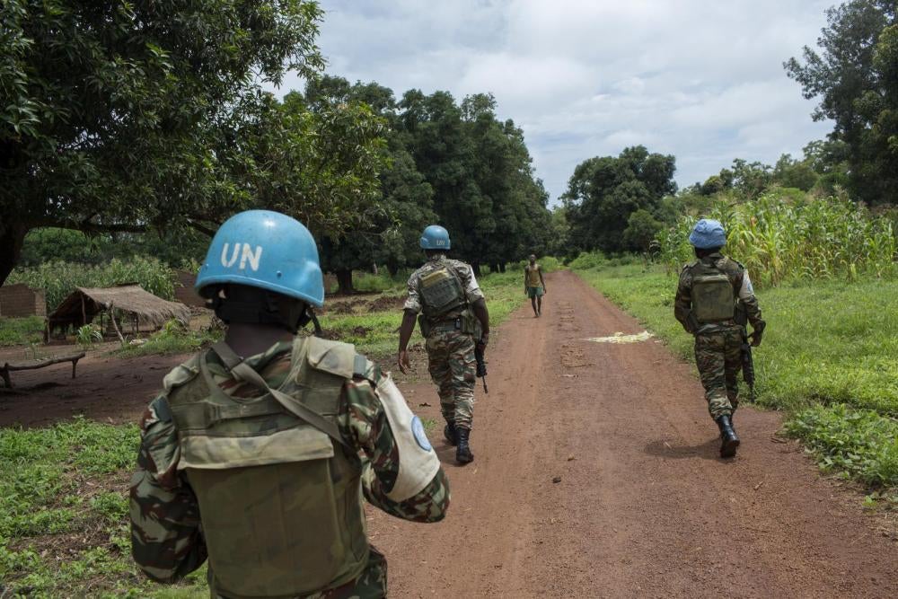 Des Casques bleus de la MINUSCA patrouillent entre Batangafo et Bouca dans la province de Ouham, en République centrafricaine, en juillet 2015. 