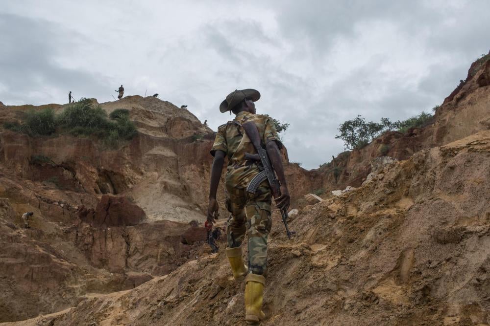 Un combattant de l’UPC à la mine d’or de Ndassima dans la province de Ouaka, en République centrafricaine, en 2015. Des factions de la Séléka ont commencé à se battre autour de la mine début 2017.