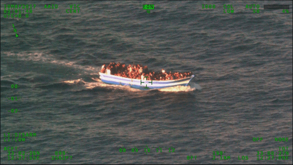 Vue aérienne d'une embarcation surchargée de migrants, prise à 05h01 UTC le 10 mai 2017, et fournie par le Centre de coordination des secours en mer de Rome au navire Sea-Watch 2 à des fins d'identification.