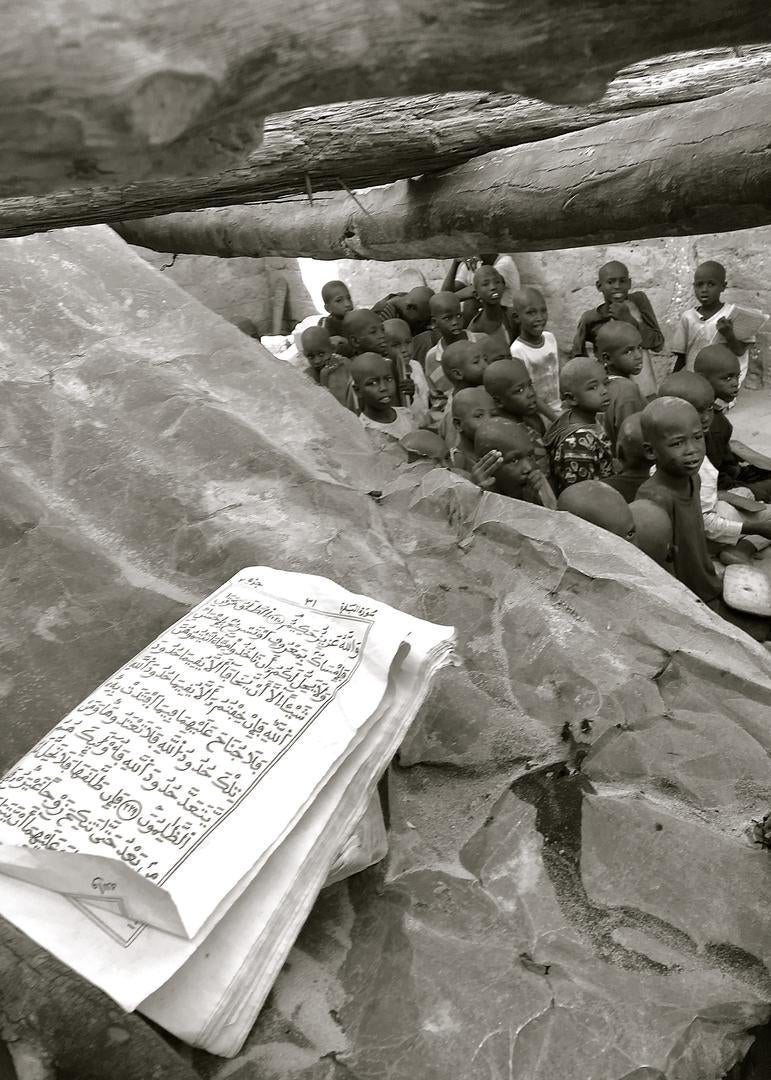 Des talibés étudient le Coran dans un daara [école coranique] de Saint-Louis, au Sénégal, le 1er mai 2017. 
