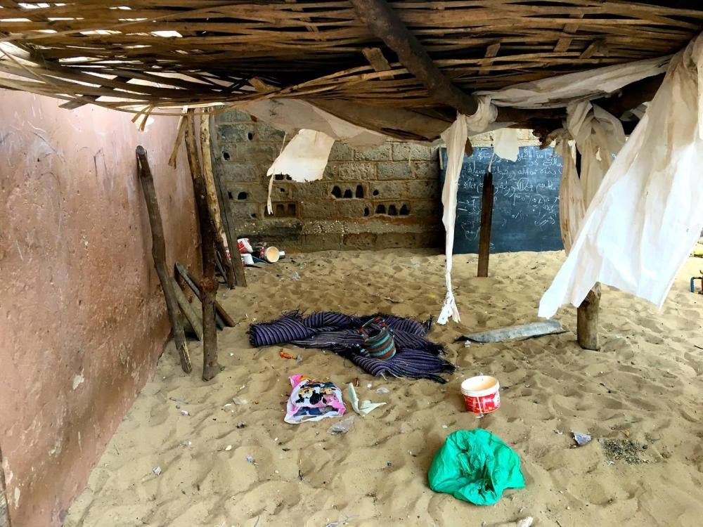Dans ce daara [école coranique] de Saint-Louis au Sénégal, 50 jeunes talibés dorment dehors la nuit à même le sable, avec pour seul abri cette structure construite avec des bout de bois et du plastique. 