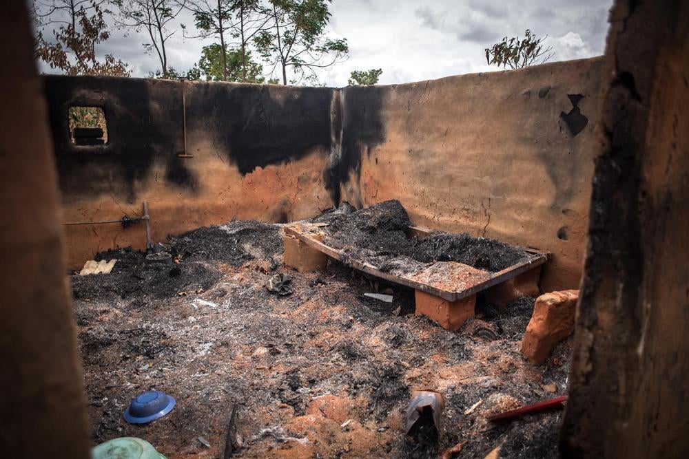 Les décombres carbonisés d'une maison dans la ville de Loopo, dans le comté de Kajo Keji au Soudan du Sud, photographiés le 25 avril 2017. Les combattants de l'opposition qui contrôlent la ville affirment que les forces gouvernementales ont incendié plusi