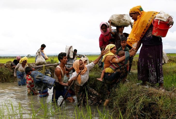 Un groupe de Rohingyas ayant fui la Birmanie traverse une rivière frontalière près de la ville de Teknaf dans le sud du Bangladesh, afin de trouver refuge dans ce pays, le 1er septembre 2017.