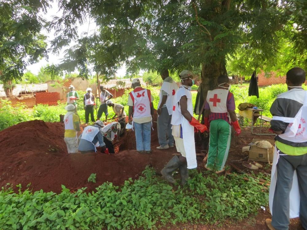 Des volontaires de la Croix-Rouge creusent une fosse commune près de la mosquée centrale de Bangassou, dans la province de Mboumou en République centrafricaine, après l'attaque du 13 mai par les anti-balaka, lors de laquelle 12 civils ont été tués. 