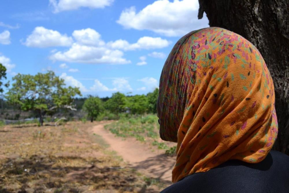 « Adila K. », une femme tanzanienne âgée de 35 ans et photographiée dans le village de Kiwangwa en Tanzanie, a déclaré être rentrée d’Oman en janvier 2017 après avoir passé une année à travailler pour une famille qui lui a confisqué son passeport, l’a rém