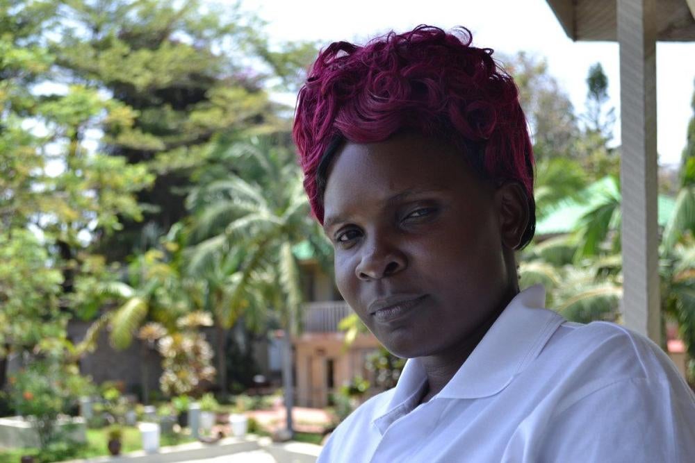 Dotto B., âgée de 31 ans et photographiée à Mwanza en Tanzanie, a déclaré avoir subi à Oman une agression physique de son employeur, qui l’a contrainte à travailler 20 heures par jour sans pause ni jour de repos et l’a rémunérée 50 rials omanais (130 doll