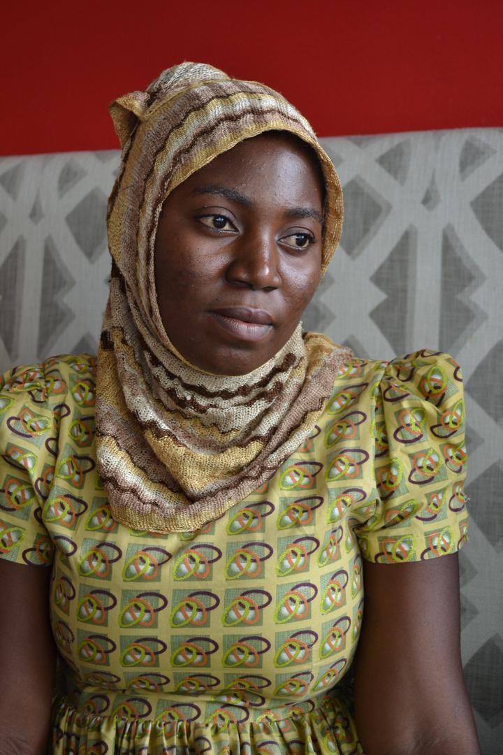 Mwajuma H., âgée de 27 ans et photographiée à Dar es Salaam (Tanzanie), a cherché à se réfugier à l’ambassade tanzanienne à Oman en 2015, après avoir été maltraitée physiquement par son employeur qui ne lui a pas versé de salaire, selon ses déclarations. 
