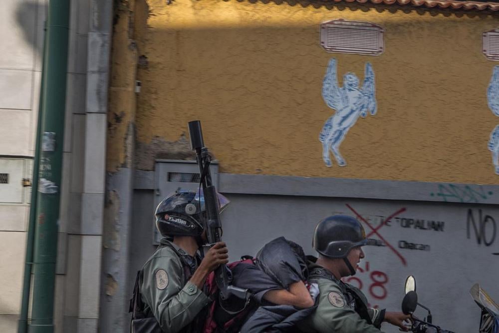 Un manifestante es detenido por miembros de la Guardia Nacional Bolivariana durante una protesta contra el gobierno en Altamira, Caracas, 6 de julio de 2017.