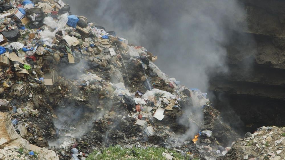 حرق النفايات في الهواء الطلق في المجادل جنوبي لبنان.
