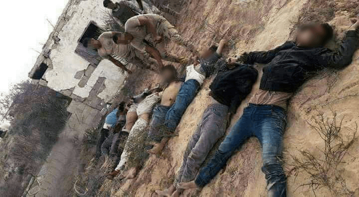 صورة حصلت عليها هيومن رايتس ووتش من مجموعة مستقلة في شمال سيناء تُظهر جنودا يبدو أنهم يأخذون صورا مع جثث لثمانية رجال، اثنان منهم أعدما في الفيديو. © 2017 خاص.
