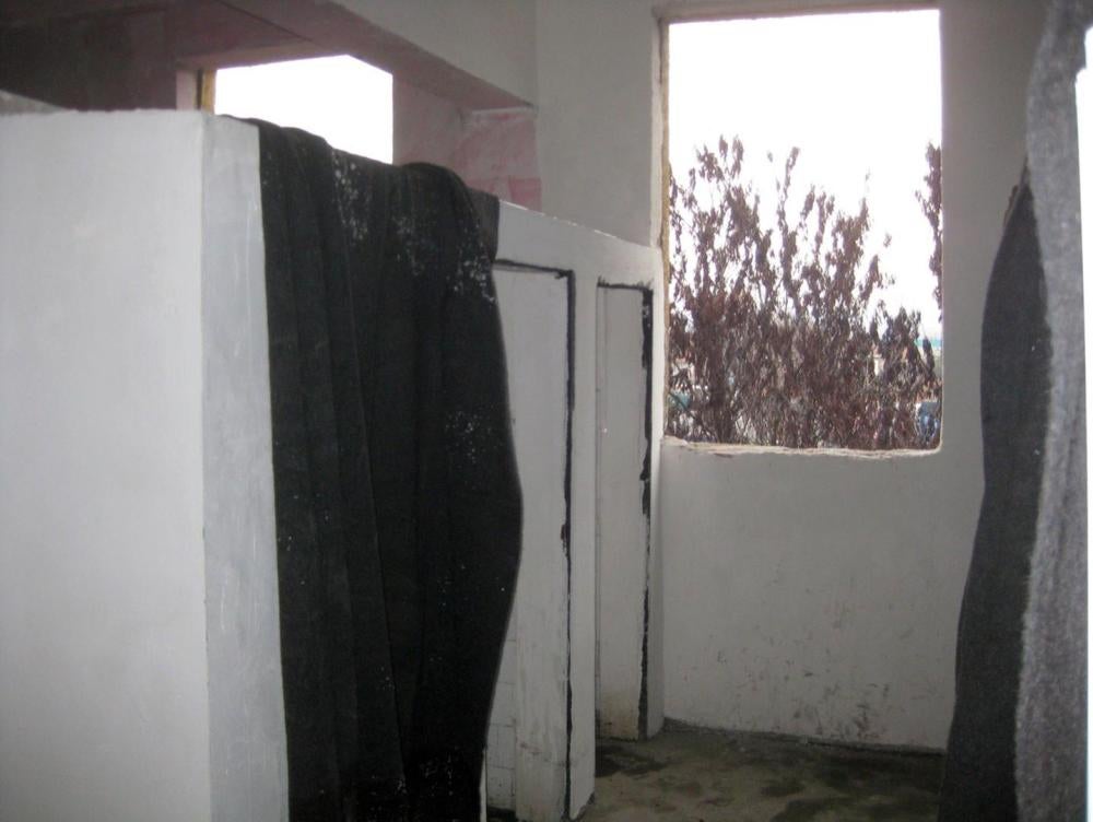 Des toilettes du centre pour migrants de Harmanli, en Bulgarie. L’absence de portes qui puissent être fermées, ou de toiture au-dessus des toilettes, signifie un manque d’intimité et une exposition à des températures parfois glaciales.