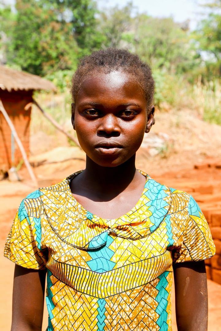 Une fille de 13 ans de la province de Nana-Grébizi, en République centrafricaine, qui ne va plus à l'école depuis quatre ans. « Maintenant que l'école est fermée, je pense que je ne pourrai plus devenir intelligente », a-t-elle dit.