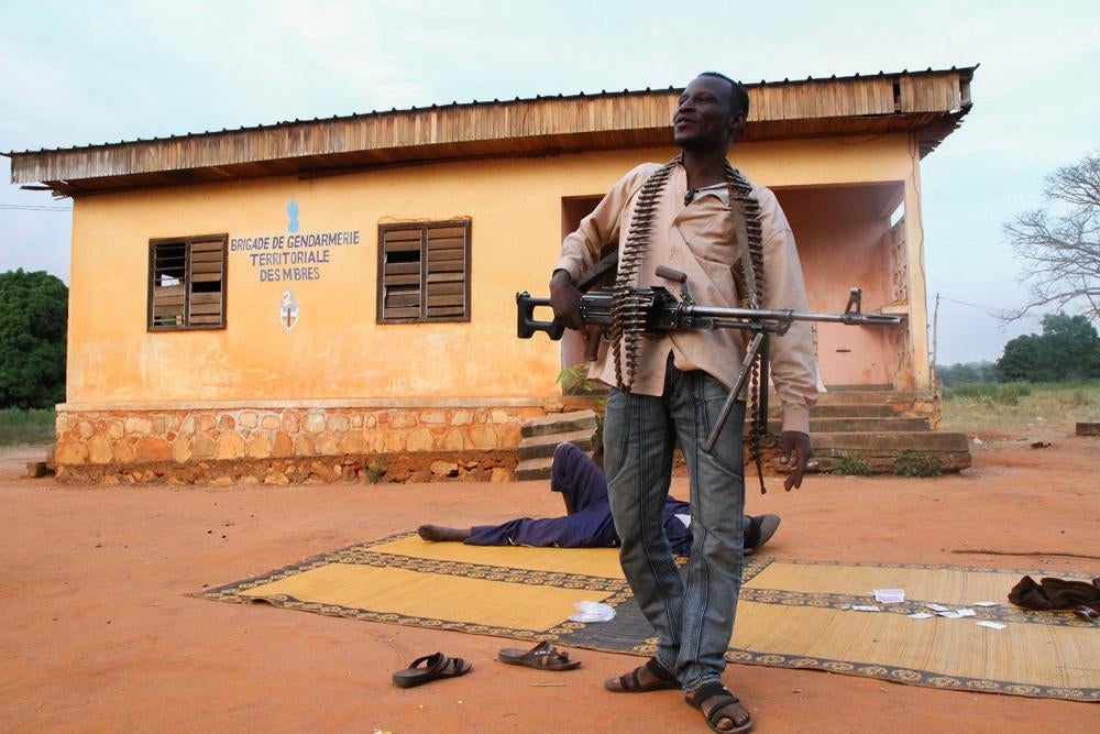 Des miliciens du Mouvement Patriotique pour la Centrafrique (MPC), groupe affilié à la Séléka, à Mbrès, dans la province de Nana-Grébizi, qui campent à proximité de deux écoles. 