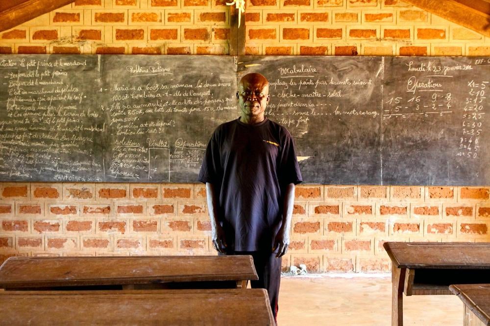 Le directeur d'une école dans la province de Ouaka, en République centrafricaine, qui affirme que les miliciens présents dans le secteur font peur aux élèves et à leurs parents. « Si la Séléka n'était pas ici dans l'école, les parents enverraient leurs en