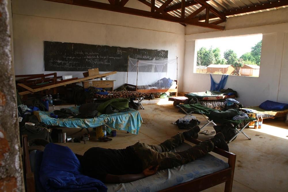 Des Casques bleus de la République du Congo utilisent une salle de classe à De Gaulle, dans la province d'Ouham-Pendé (République centrafricaine), comme campement en novembre 2016. Ces forces ont évacué l'école après que Human Rights Watch eut informé les