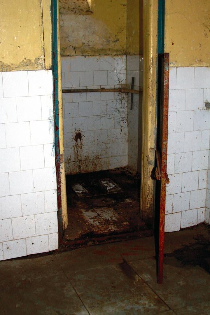 Des toilettes à l’hôpital psychiatrique de Pune, en Inde. Avec à peine 25 toilettes en état de marche pour 1850 patients, la défécation en plein air était la norme lorsque Human Rights Watch s’est rendu sur place en 2013, avant les rénovations du système 