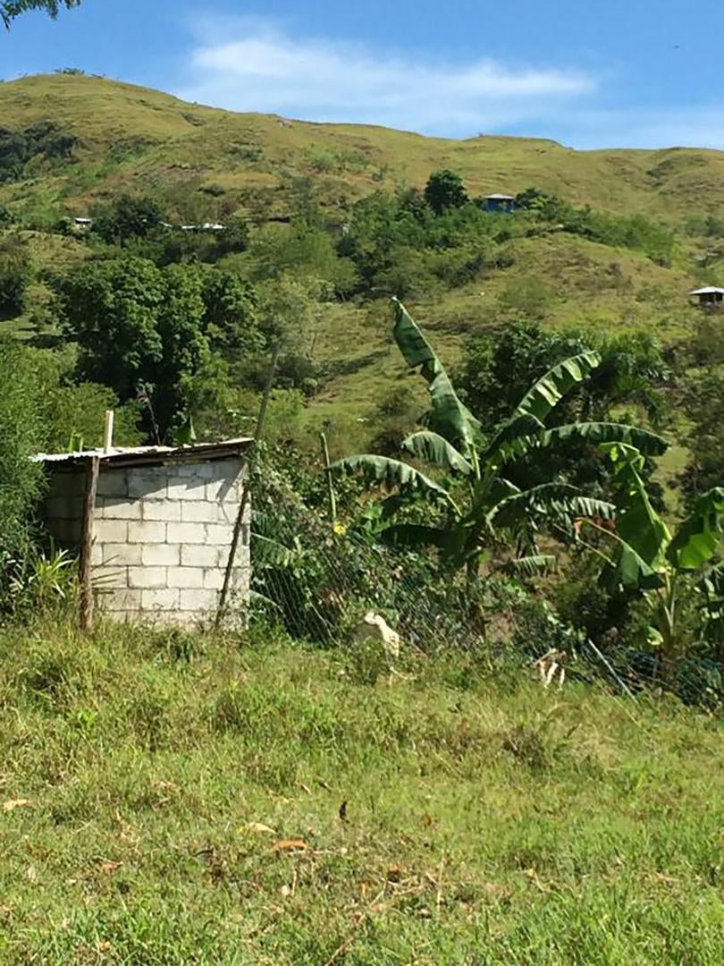 Des latrines utilisées par environ 800 étudiants élèves dans d’un lycée de la région du Plateau Central, de en Haïti. 