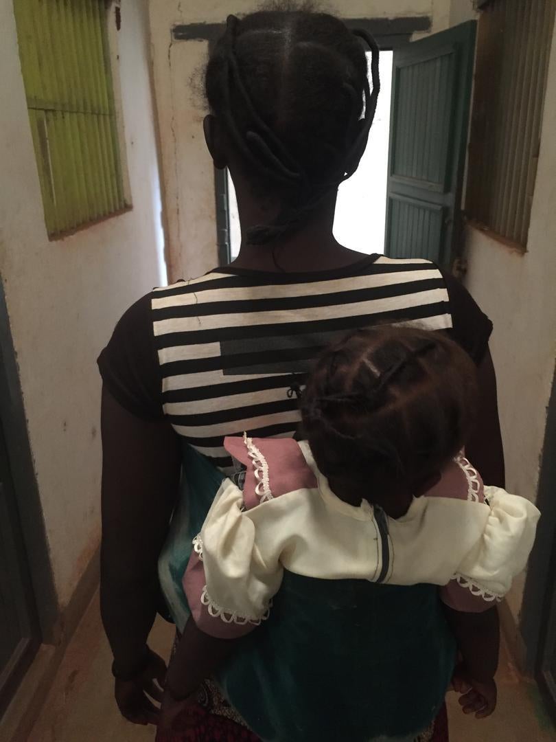 Une femme de 26 ans, mère de deux enfants en conséquence de son exploitation sexuelle par un militaire ougandais. Il a quitté Obo en 2015 alors qu'elle était enceinte de son second enfant.