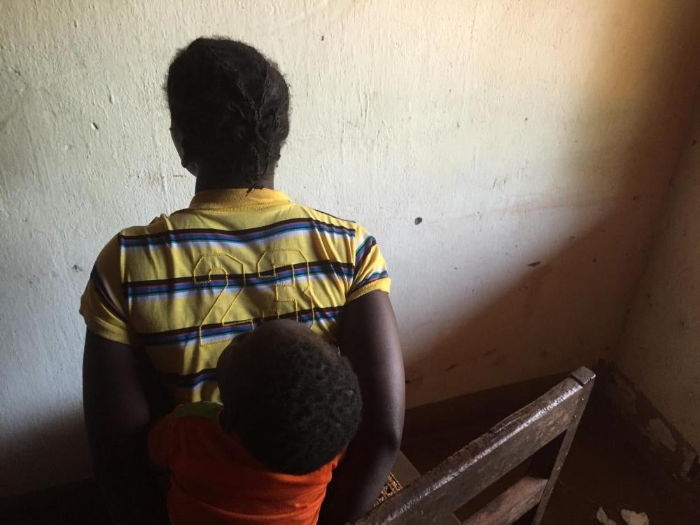 « Claire », âgée de 25 ans, qui a un enfant dont le père est un militaire ougandais.