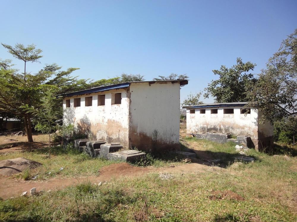 Des latrines pour garçons et pour filles dans sur le terrain d’une école primaire de Mwanza, dans le nord-est de la Tanzanie. De nombreux élèves ont confié à Human Rights Watch qu’ils devaient se servir de fosses d’aisance sales et bouchées