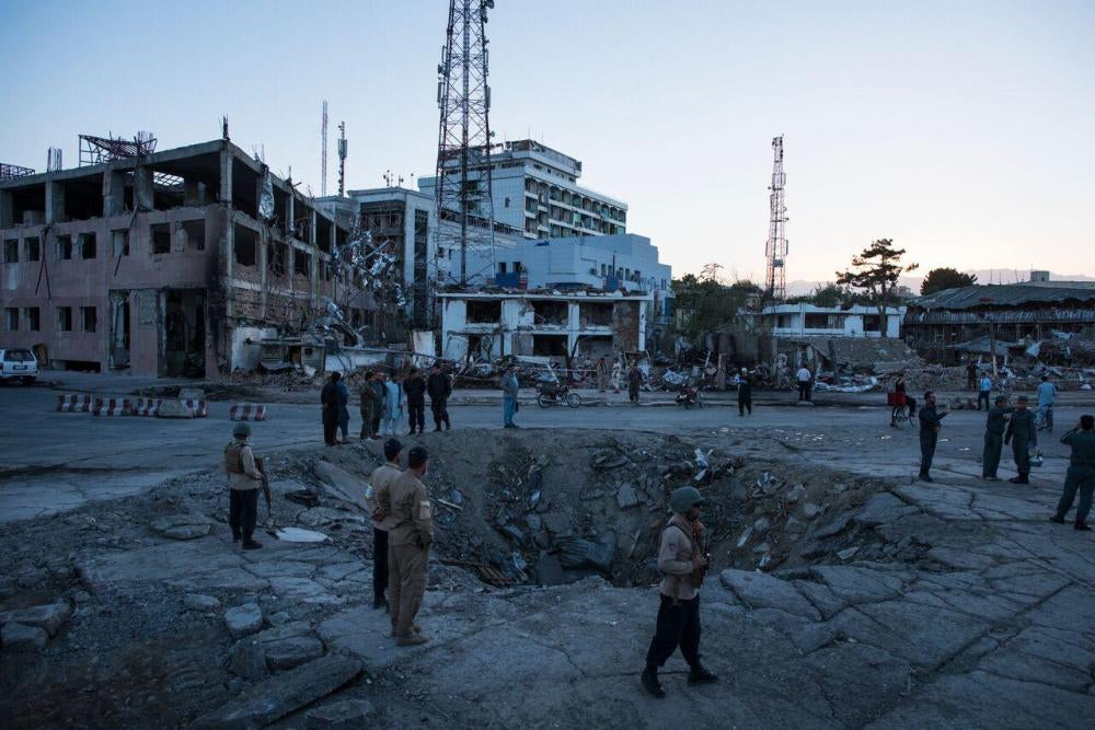 منسوبین امنیتی افغان و مردم محل نزدیک حفره ای که پس از انفجار یک عراده واسطه نقلیه کلان بوجود آمده است، تجمع نموده اند. این انفجاربه تاریخ 31 ماه می 2017 در شهر کابل بوقوع پیوست. 