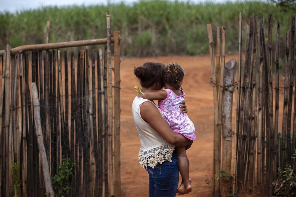 Jovana, uma mulher de 20 e poucos anos, com sua filha pequena. Elas vivem no estado de Minas Gerais e, assim como outros moradores, disse que aviões fazem aplicações frequentes de agrotóxicos sobre as casas da sua comunidade. Ela descreveu ter sido atingi