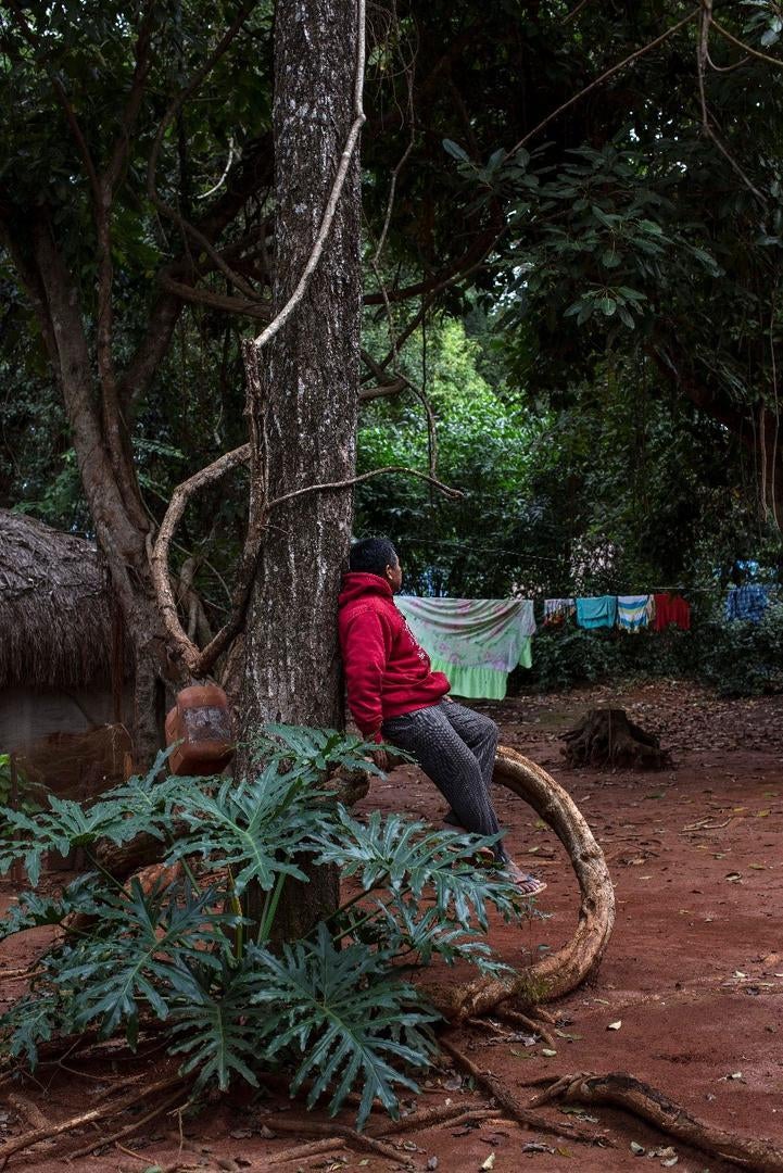Jakaira, um homem de 40 e poucos anos que vive em uma comunidade indígena no estado do Mato Grosso do Sul há 10 anos, sofreu uma intoxicação aguda por volta de outubro de 2017. Ele relatou à Human Rights Watch: “Você sente um amargor na garganta. Você não