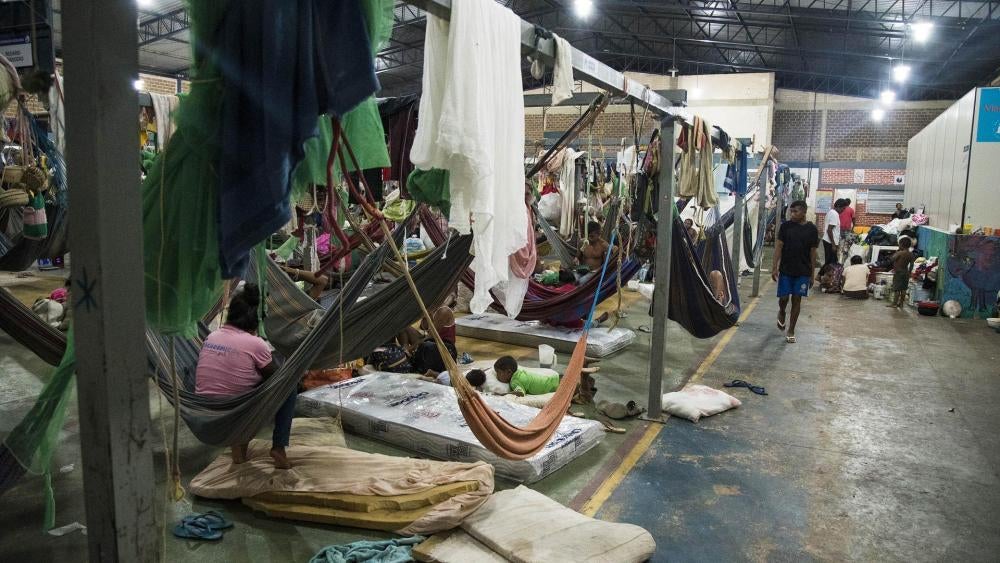 Miembros de la comunidad indígena Warao venezolana se preparan para ir a dormir en un albergue para inmigrantes venezolanos en Boa Vista, estado Roraima, Brasil, el 27 de agosto de 2018. 