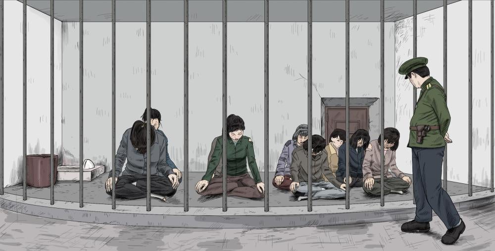 보안성이 운영하는 구류장에서 여성 수감자들이 바닥에 앉은 자세로 대기하고 있다. 구류장과 집결소에서는 일반적으로 수감자들에게 이 자세를 강요한다. 