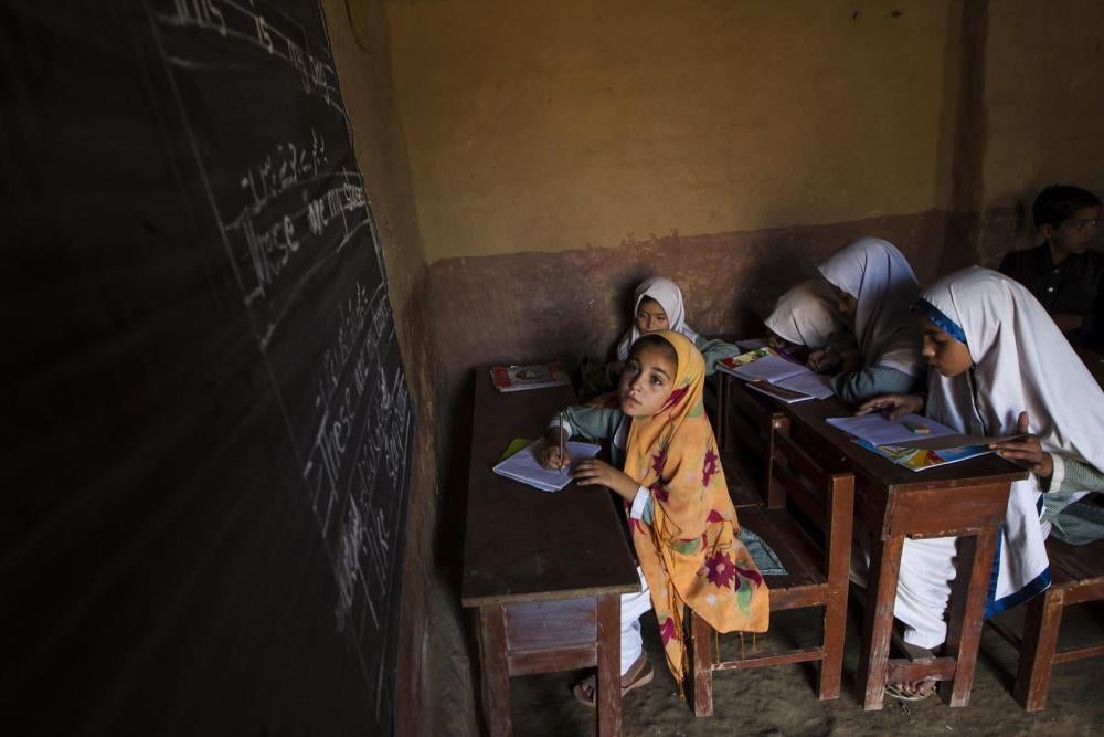 Des filles assistant aux cours d’une école de la banlieue d’Islamabad. L’équipement sommaire de nombreux établissements complique la scolarité des enfants, qui ne disposent pas de toilettes sûres et correctes, ce qui affecte tout particulièrement les fill